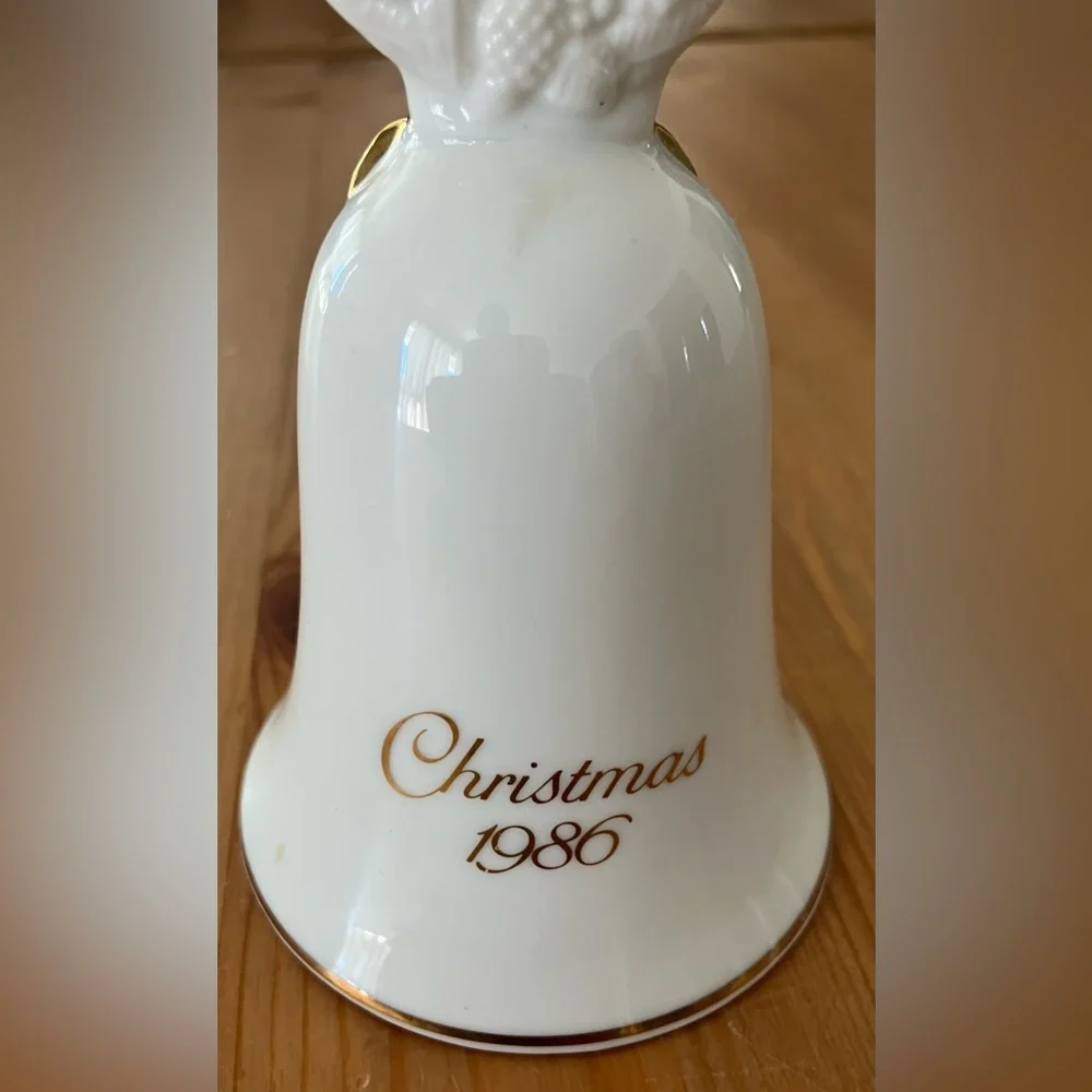 EUC Vintage Avon Christmas Bell 1986 with Gold Bow and Festive Scene
